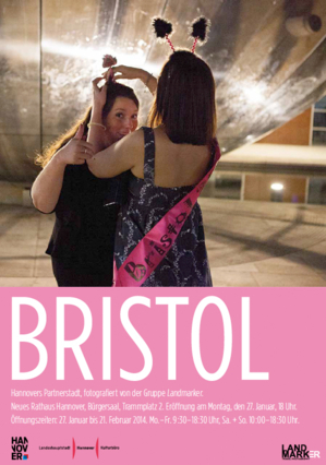 Flyer für die Fotoausstellung "Bristol" mit einem Foto, auf dem einer jungen Frau Fühler auf den Kopf gesetzt werden